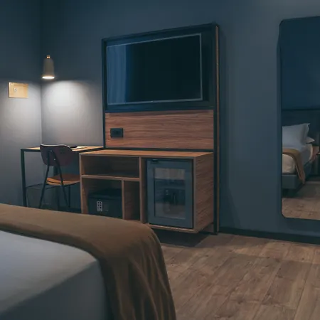 The Poet לה ספציה