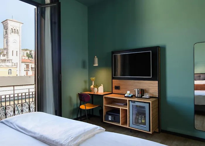 The Poet Λα Σπέτσια